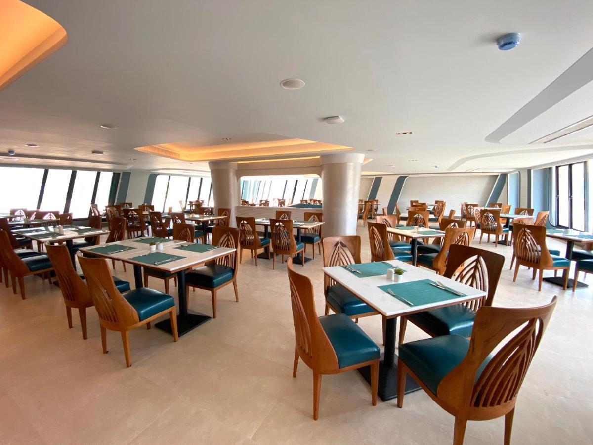 The Oceanic Sportel Phuket - Sha Extra Plus Buitenkant foto The restaurant