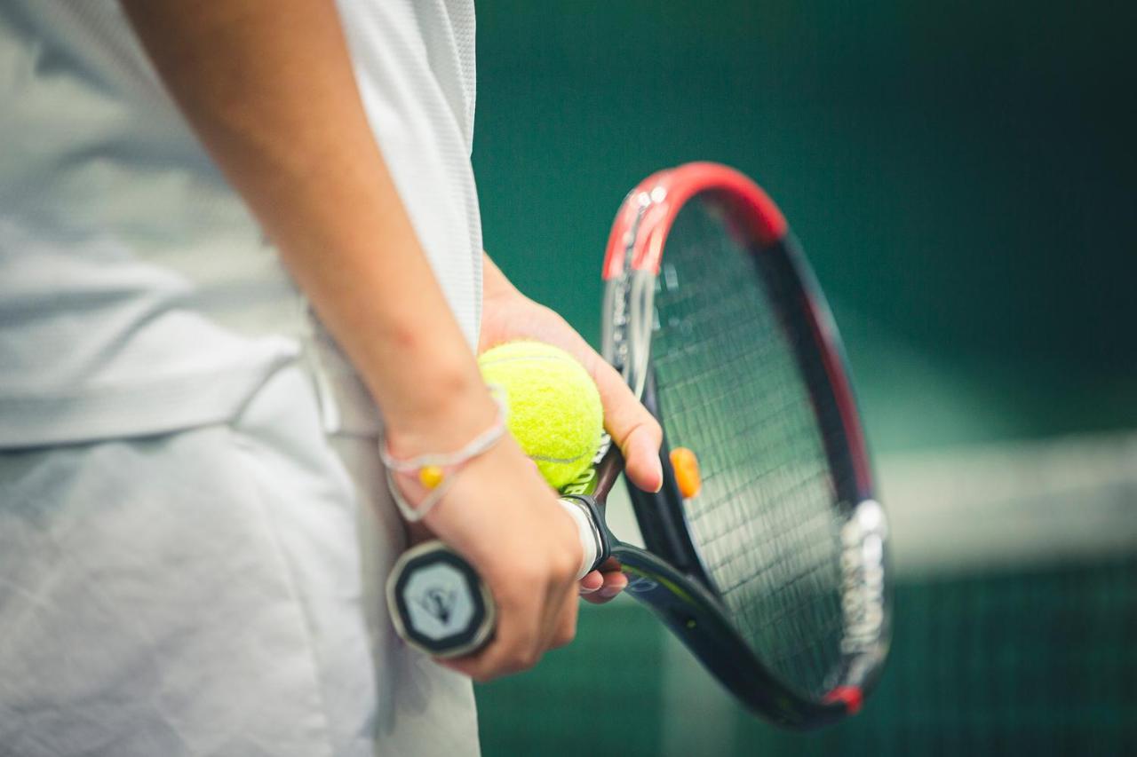 The Oceanic Sportel Phuket - Sha Extra Plus Buitenkant foto Tennis player holding a racket