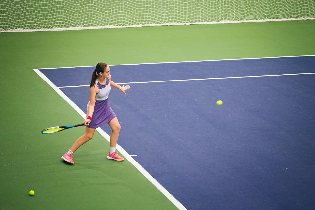 The Oceanic Sportel Phuket - Sha Extra Plus Buitenkant foto A player preparing to hit a forehand