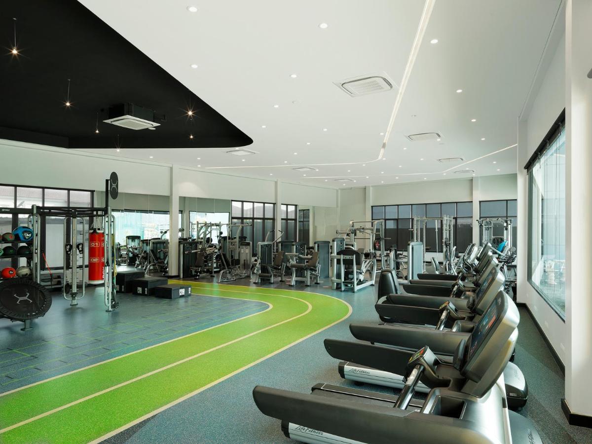 The Oceanic Sportel Phuket - Sha Extra Plus Buitenkant foto The gym at the new school