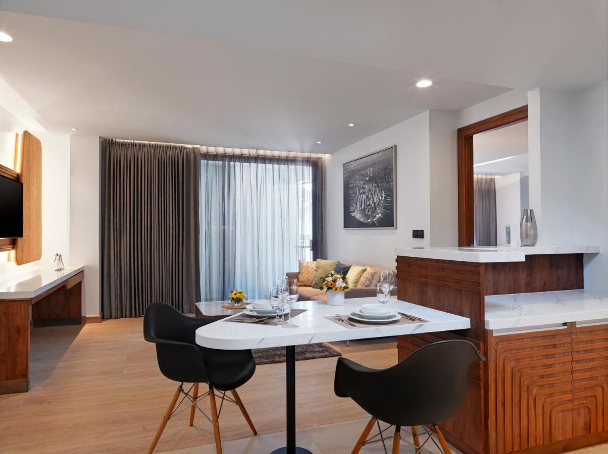 The Oceanic Sportel Phuket - Sha Extra Plus Buitenkant foto A typical apartment interior
