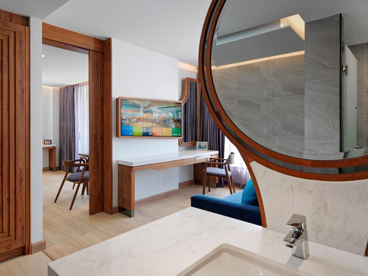 The Oceanic Sportel Phuket - Sha Extra Plus Buitenkant foto A bathroom at the hotel