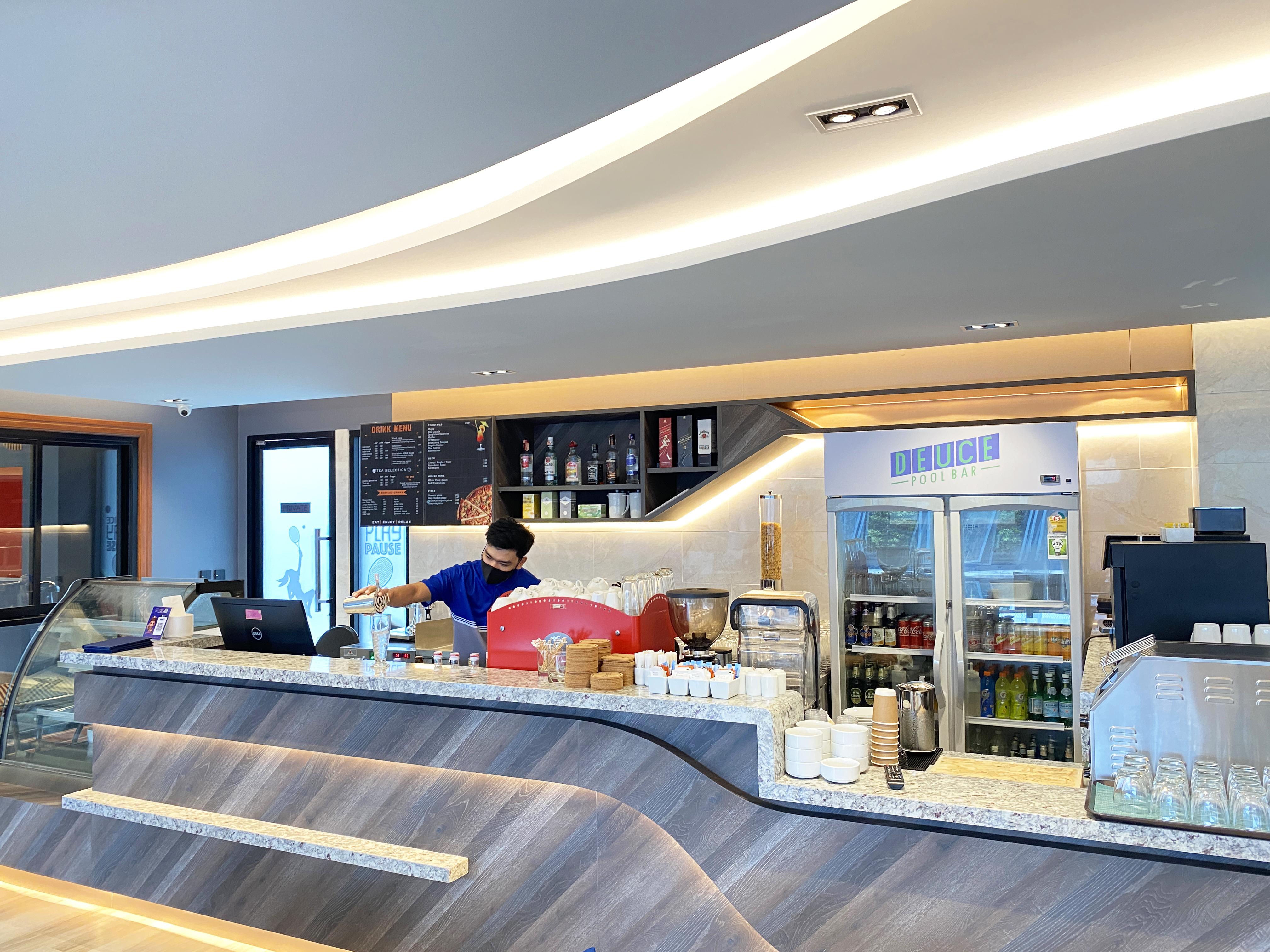 The Oceanic Sportel Phuket - Sha Extra Plus Buitenkant foto A Starbucks in the airport