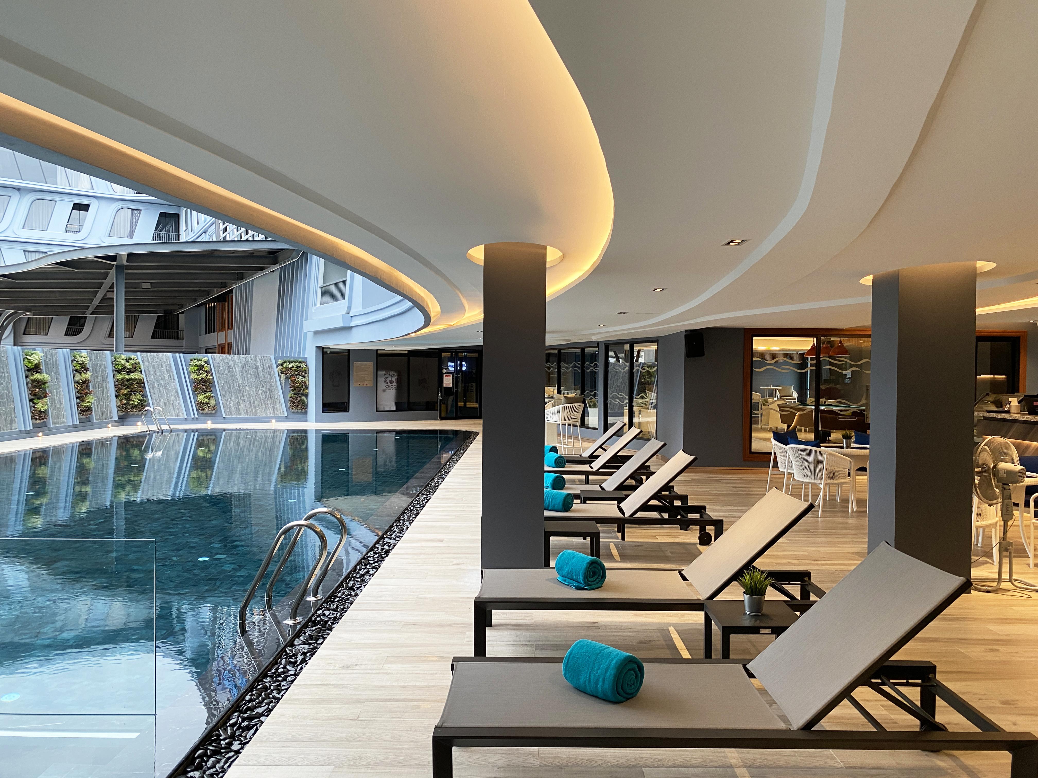 The Oceanic Sportel Phuket - Sha Extra Plus Buitenkant foto The pool at the hotel