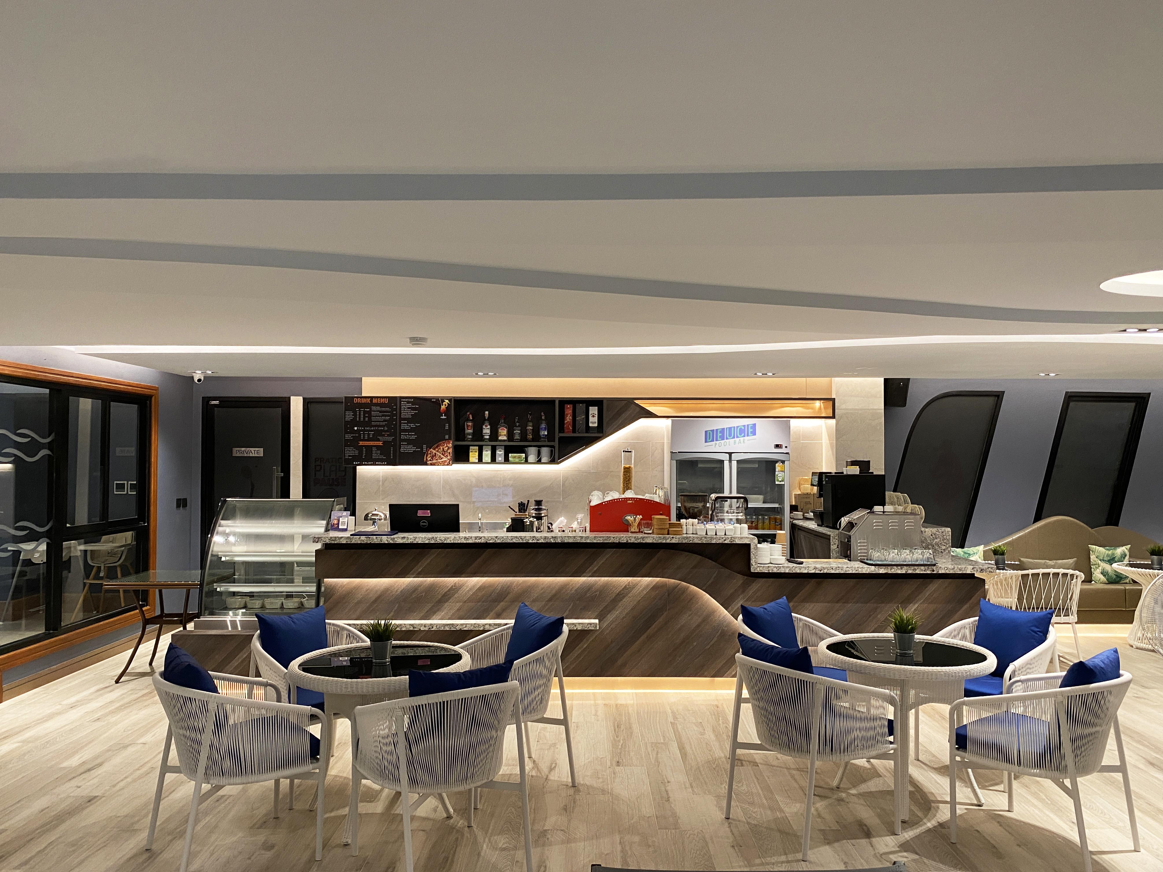 The Oceanic Sportel Phuket - Sha Extra Plus Buitenkant foto The lounge at KLIA